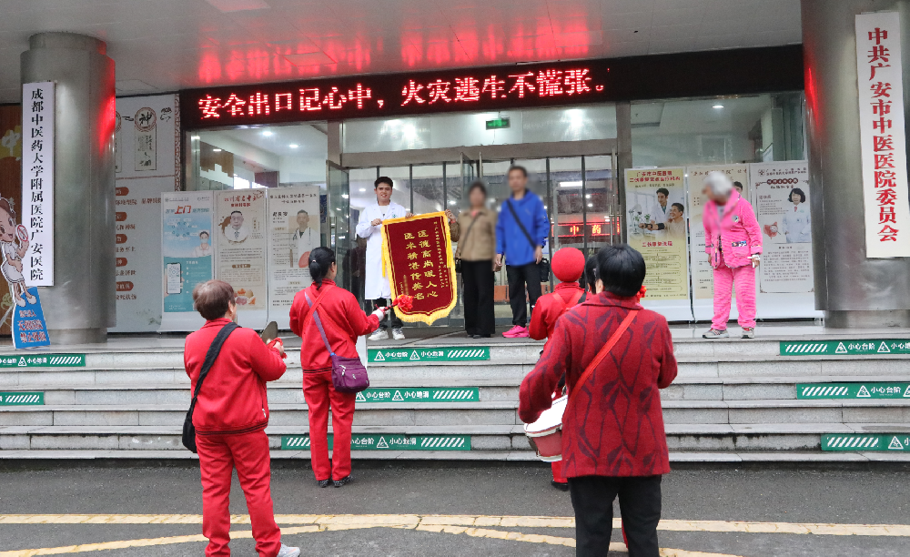 刘洋医生：“患者家属敲锣打鼓来送锦旗，我差点没绷住……”